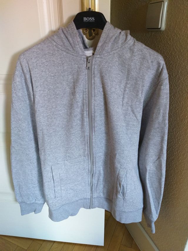 Chaqueta  gris perla con 2 bolsillos.