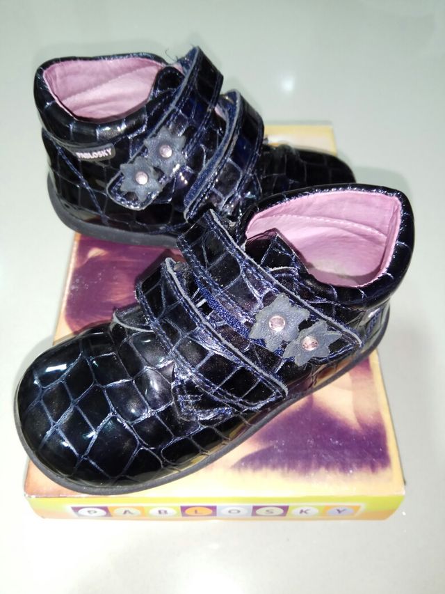 Stivaletto Pablosky in vernice con velcro e