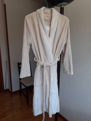 Bata OYSHO a estrenar, suave y calentita de segunda mano por 25 EUR en  Pozuelo de Alarcón en WALLAPOP