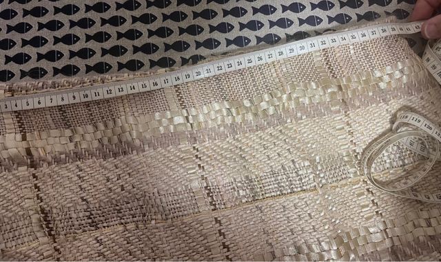 Saia em tecido tweed muito elegante. Lã e seda