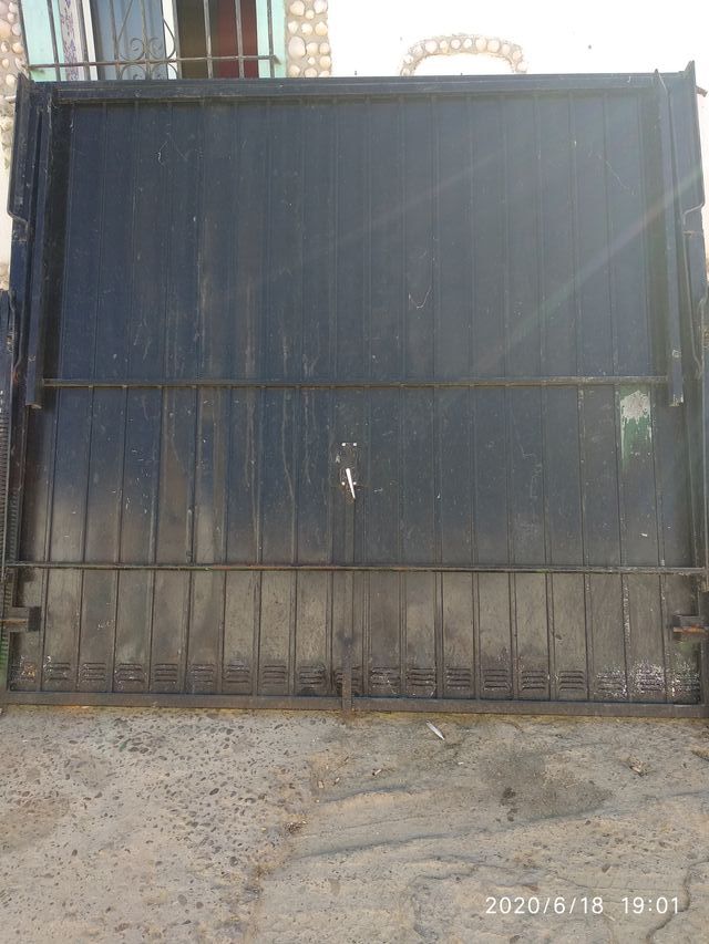 Puerta de garaje de segunda mano por 100 € en Barbate en WALLAPOP
