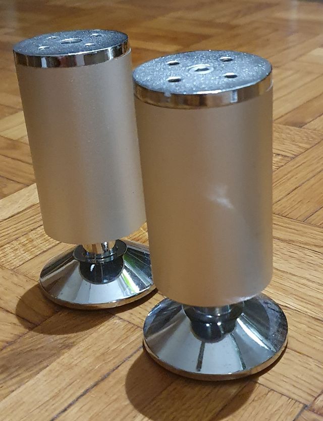 4 Patas de metal y aluminio para muebles