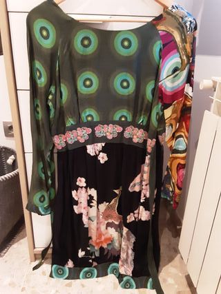 Vestido desigual de segunda mano por 10 € en Villarreal en Vestido desigual tipo globo. talla M de segunda mano por 10