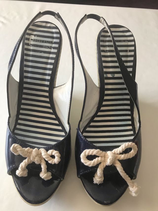 Cuñas de mujer en azul marino