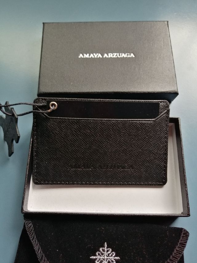 Tarjetero de piel de Amaya Arzuaga