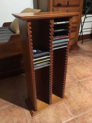 Torre de madera para CDs de segunda mano por 20 € en Sopelana en WALLAPOP
