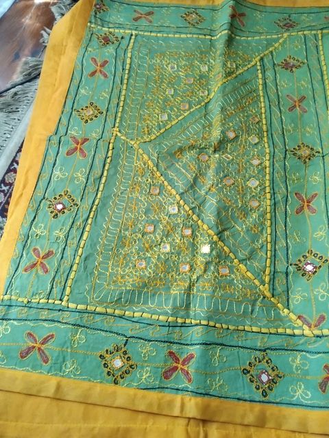 tapiz de India con espejitos y bordados