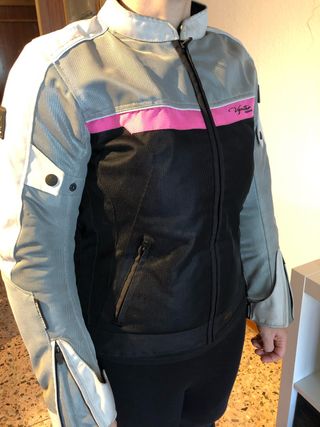 Cazadora moto mujer primavera\\/verano de segunda mano por 5 EUR en Collado  Villalba en WALLAPOP
