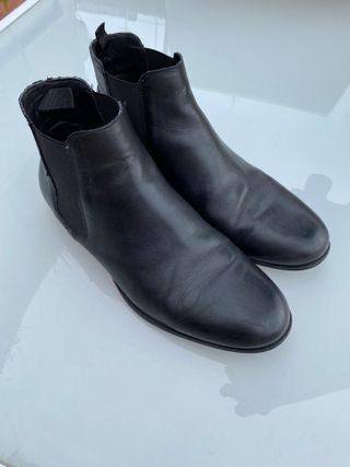 Botas \\/ Botin soft piel zara negro de segunda mano por 35 EUR en Barcelona  en WALLAPOP