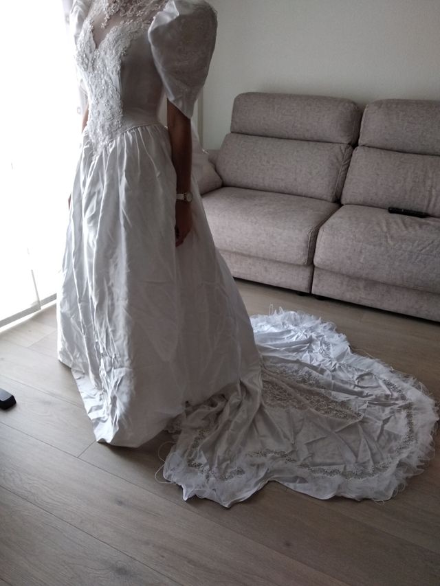 Vestido de novia mas tocado pelo y guantes