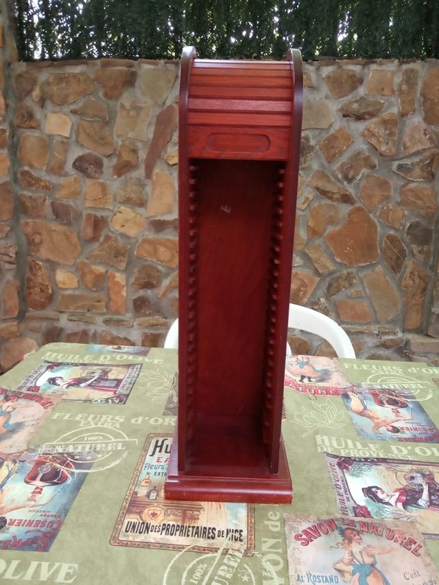 Torre de madera para cds de segunda mano por 25 EUR en Pozuelo de