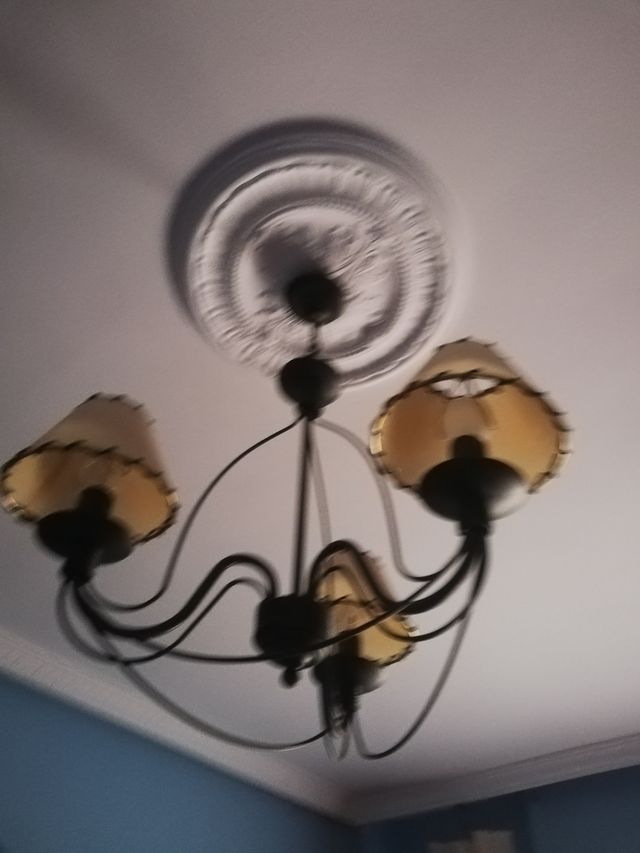 conjunto lámpara techo y mesilla