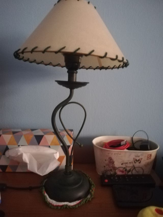 conjunto lámpara techo y mesilla