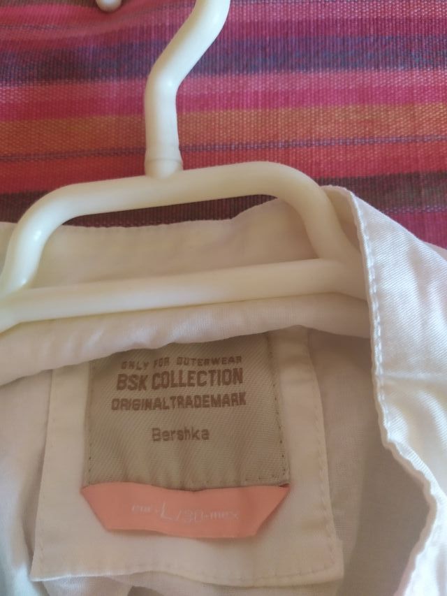Cazadora blanca de Bershka