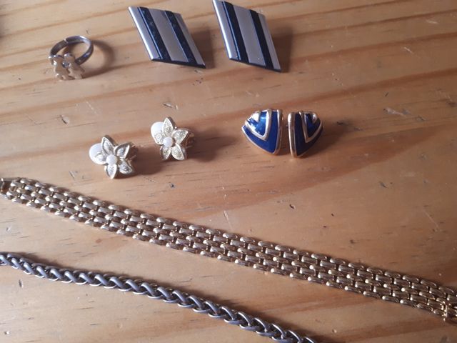 Bisutería variada. Pulsera y pendientes.