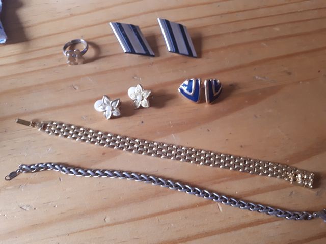 Bisutería variada. Pulsera y pendientes.