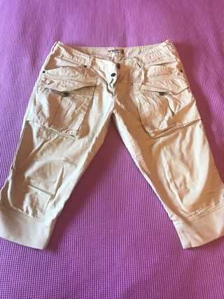 Pantalones piratas Bershka de segunda mano por 5 EUR en Boadilla del Monte  en WALLAPOP
