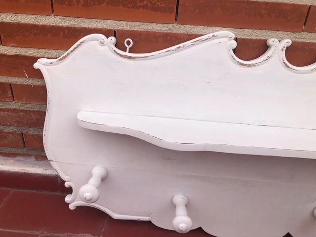 Perchero vintage, con repisa.