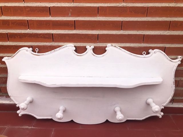 Perchero vintage, con repisa.