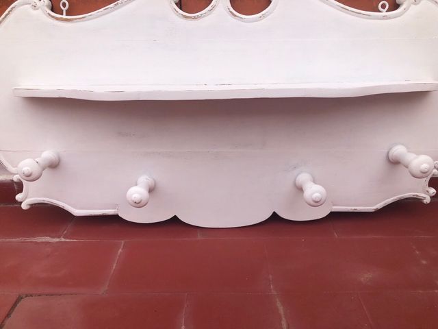 Perchero vintage, con repisa.