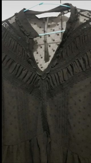 Blusa negra plumeti Zara de segunda mano por 15 EUR en Madrid en WALLAPOP