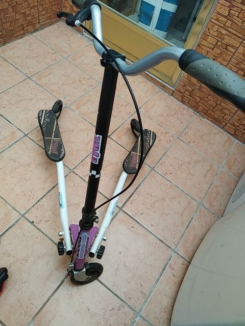 Monopattino a tre ruote in buone condizioni.