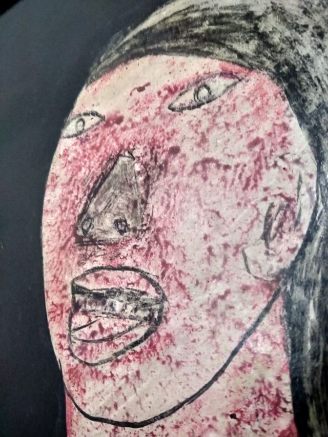 mujer y pájaro amarillo