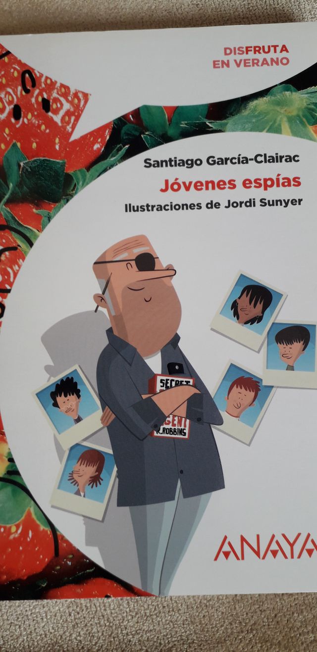 Libro "Jóvenes espías". Sin usar.