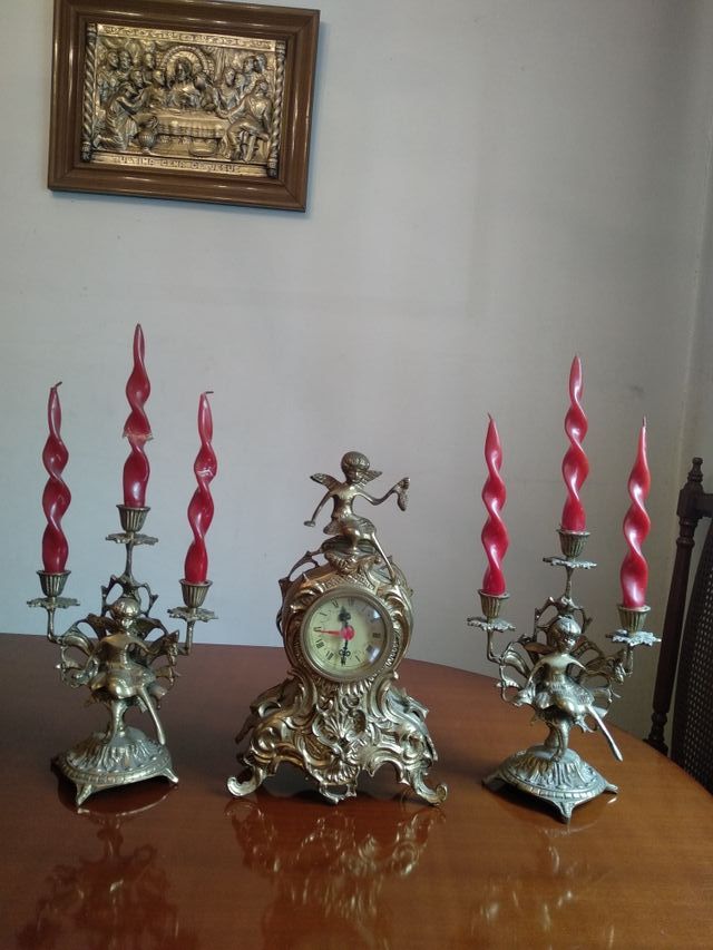 Reloj latón y 2 candelabros