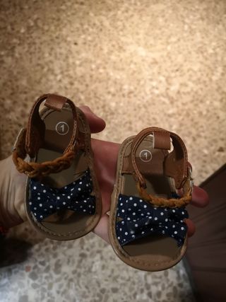 Sandalias bebe numero 17 de segunda mano por 2 EUR en Doso en WALLAPOP