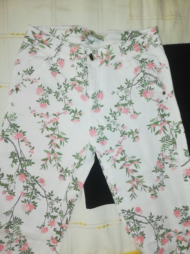 Lote de 2 Pantalones y falda. Talla 36.
