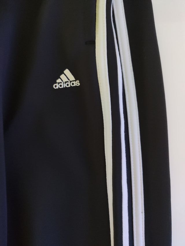 Buen sentimiento Residencia Pareja Pantalón de chándal Adidas sin estrenar.34 de segunda mano por 19,95 € en Trobajo del Cerecedo en WALLAPOP Buen sentimiento Residencia Pareja Pantalón de chándal Adidas sin estrenar.34 de segunda mano por 19,95 € en Trobajo del Cerecedo en WALLAPOP