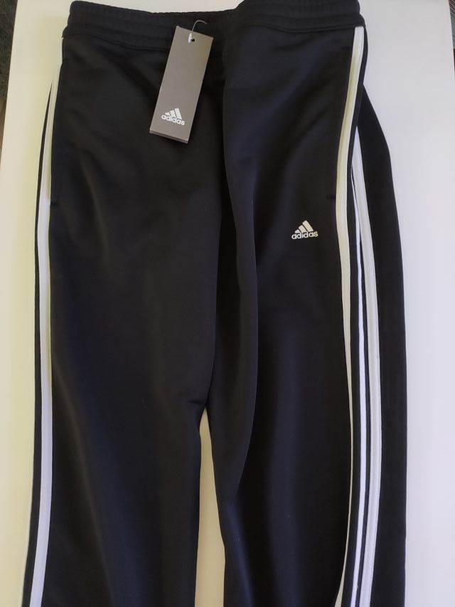 Buen sentimiento Residencia Pareja Pantalón de chándal Adidas sin estrenar.34 de segunda mano por 19,95 € en Trobajo del Cerecedo en WALLAPOP Buen sentimiento Residencia Pareja Pantalón de chándal Adidas sin estrenar.34 de segunda mano por 19,95 € en Trobajo del Cerecedo en WALLAPOP