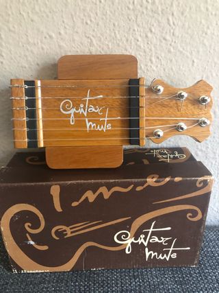 Guitar Mute: entrenador de la mano derecha second hand for £50 in Escaldes  in WALLAPOP
