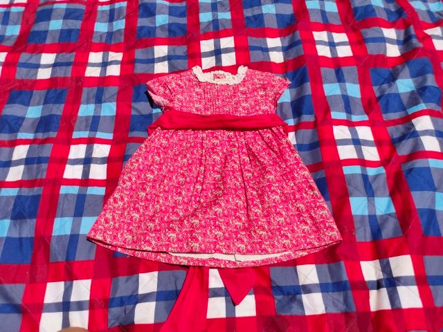 Vestido flores, cuellito, pecho fruncido y lazo