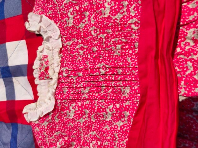 Vestido flores, cuellito, pecho fruncido y lazo