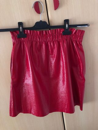 Falda cuero roja Zara de segunda mano por 5 EUR en Plasencia en WALLAPOP