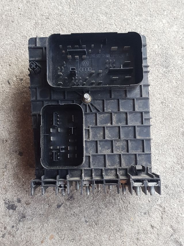 caja de relés y fusibles R32