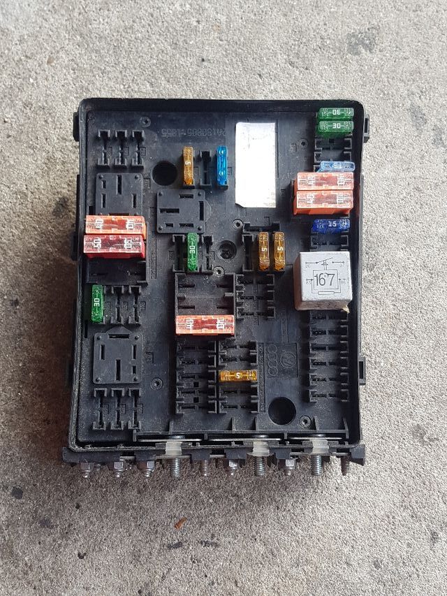 caja de relés y fusibles R32