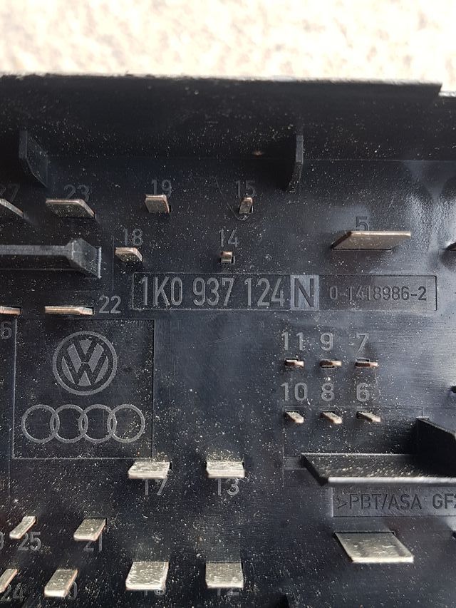 caja de relés y fusibles R32