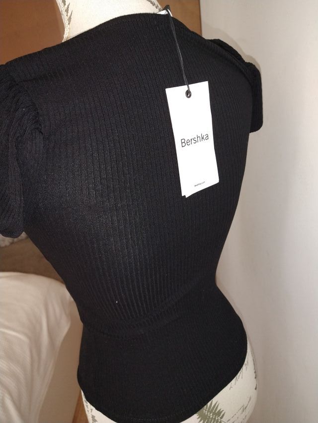 camiseta negra Bershka talla xs