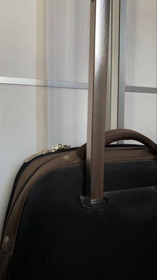 Maleta Lacoste de segunda mano por 45 EUR en Playa de Sant Joan en WALLAPOP