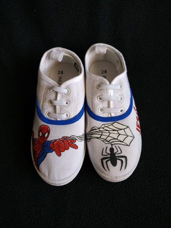 Pintamos a mano ropa, camisetas,patucos,zapatillas