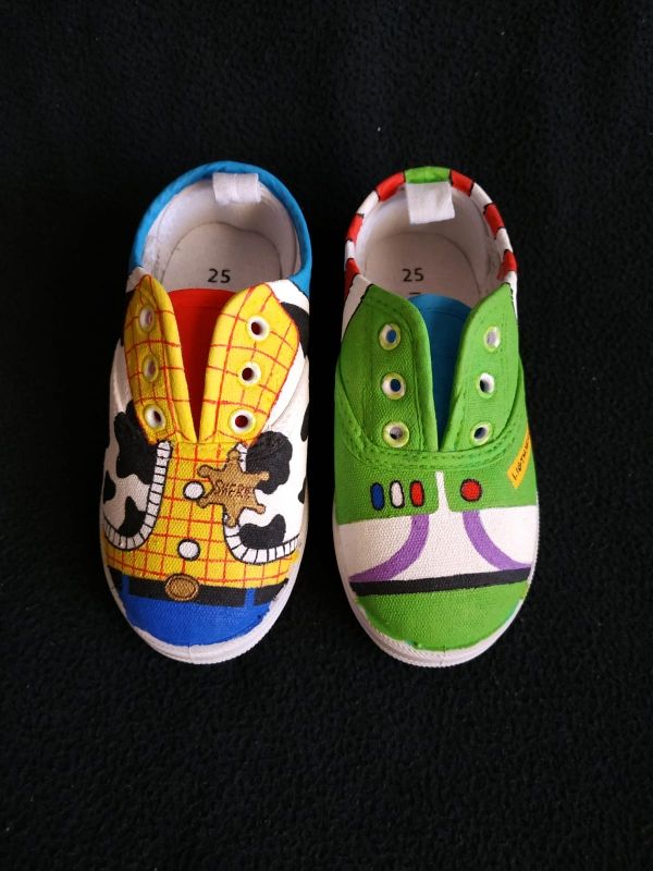 Pintamos a mano ropa, camisetas,patucos,zapatillas