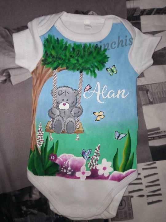 Pintamos a mano ropa, camisetas,patucos,zapatillas