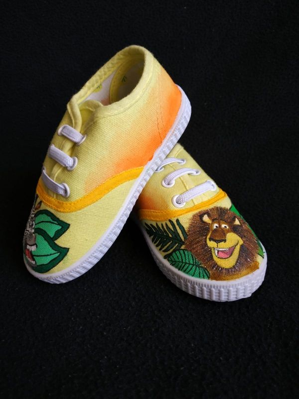 Pintamos a mano ropa, camisetas,patucos,zapatillas