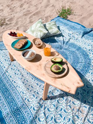 Mesa en forma de tabla de surf madera de segunda mano por 110 € en