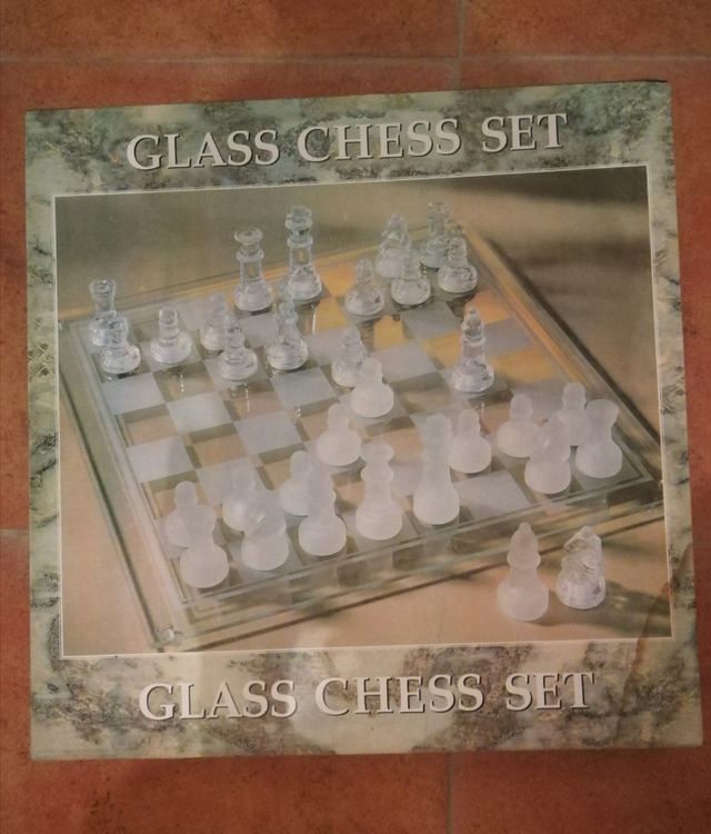 Juego nuevo de ajedrez cristal