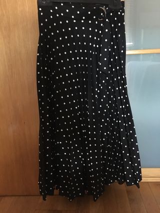 Falda Stradivarius lunares de segunda mano en Madrid en WALLAPOP