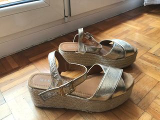 Sandalias doradas plataforma de segunda mano por 8 EUR en Barcelona en  WALLAPOP